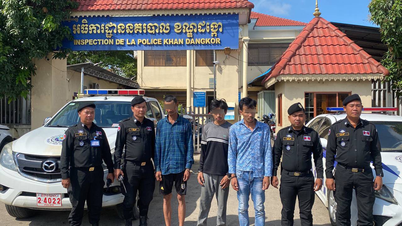 ក្រុមក្មេងមួយក្រុមមានគ្នា០៨នាក់ ត្រូវកម្លាំងនគរបាលឆ្មក់បង្រ្កាបករណីគ្រឿងញៀន នៅខេត្តបាត់ដំបង