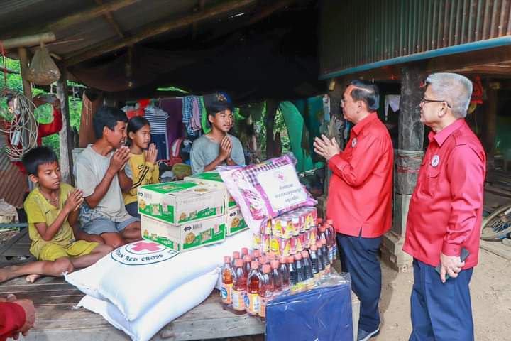 ឯកឧត្តម សុខ លូ បានអញ្ជើញចុះសំណេះសំណាលសួរសុខទុក្ខ និងនាំយកអំណោយមនុស្សធម៌របស់សាខាកាកបាទក្រហមកម្ពុជាចែកជូនគ្រួសារ ដែលរស់នៅស្ថិតនៅឃុំតាប៉ុន ស្រុកសង្កែ ខេត្តបាត់ដំបង