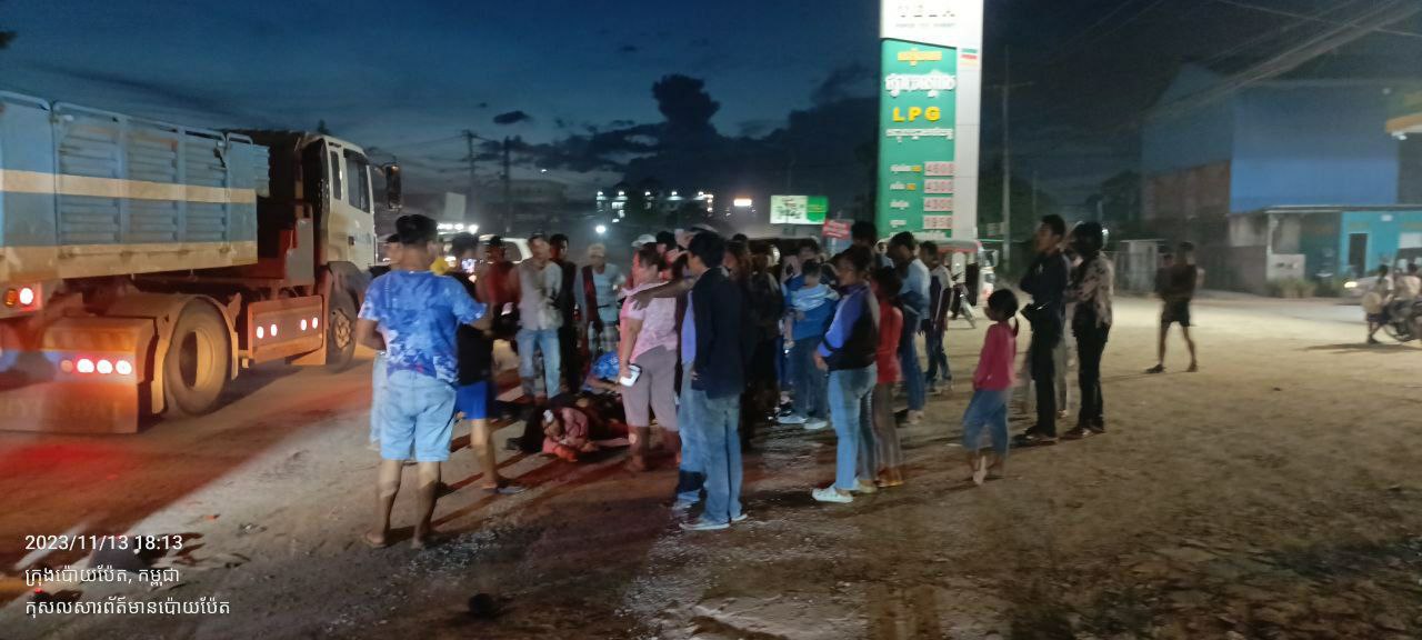 ប្ដីប្រពន្ធនាំកូនជិះម៉ូតូពីស្រុកម៉ាឡៃមកលេងក្មួយនៅប៉ោយប៉ែត ត្រូវរថយន្តបុករងរបួសធ្ងន់ស្រាល ចំណែករថយន្តបង្កបើករត់គេចបាត់