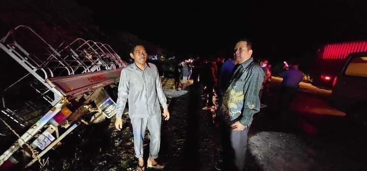 Update ៖ បុរសម្នាក់ស្លាប់និងកម្មករ-កម្មការិនីចំនួន៤៥នាក់ទៀតរងរបួសធ្ងន់ស្រាលបន្ទាប់ពីរថយន្តបុកម៉ូតូ