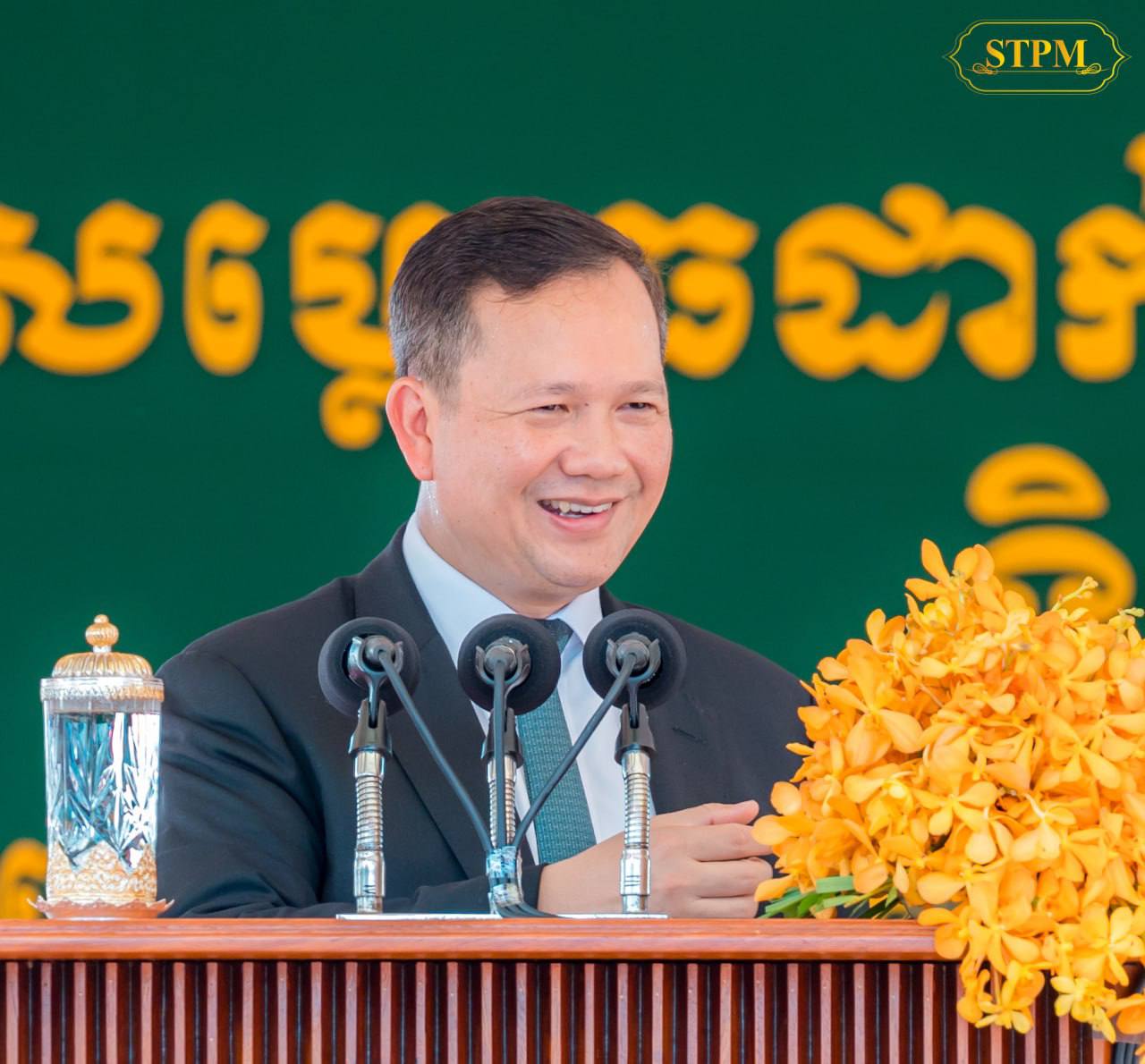 សម្តេចមហាបវរធិបតី ហ៊ុន ម៉ាណែត បានបញ្ជាក់ថា «រដ្ឋាភិបាលអនុវត្តតាមរដ្ឋធម្មនុញ្ញដោយមិនអនុញ្ញាតឲ្យជនបរទេសទាំងរូបវន្តបុគ្គល ឬនិតិបុគ្គលអាចក្លាយជាម្ចាស់កម្មសិទ្ធលើដីធ្លីនៅកម្ពុជាទេ»