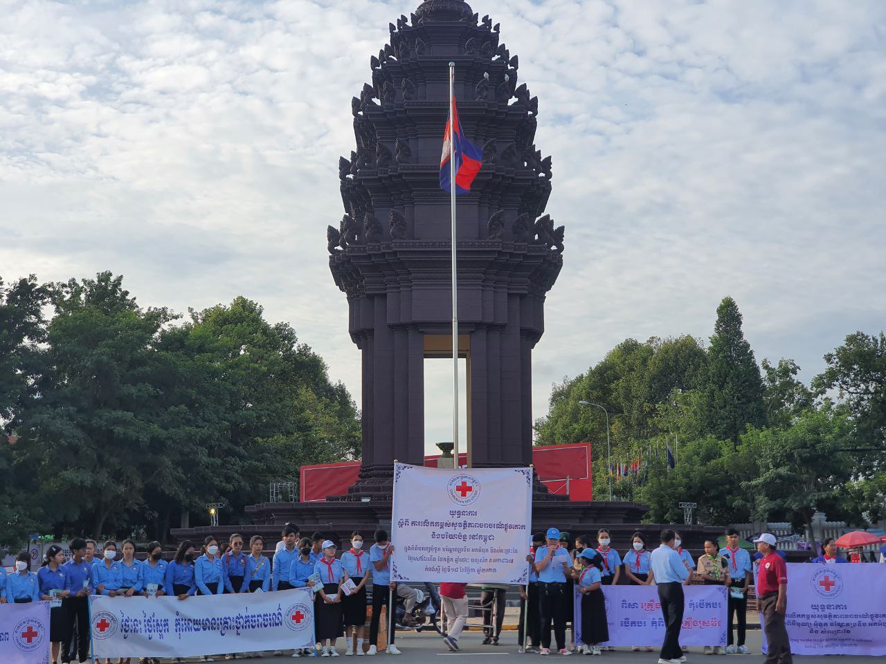 ក្រុមយុវជនសាខាកាកបាទក្រហមខេត្តកំពង់ស្ពឺ ចូលរួមផ្សព្វផ្សាយច្បាប់ចរាចរណ៍ ជូនដល់អ្នកធ្វើដំណើរលើផ្លូវសាធារណៈ ដើម្បីកាត់បន្ថយគ្រោះថ្នាក់ចរាចរណ៍ឱ្យនៅកម្រិតទាប