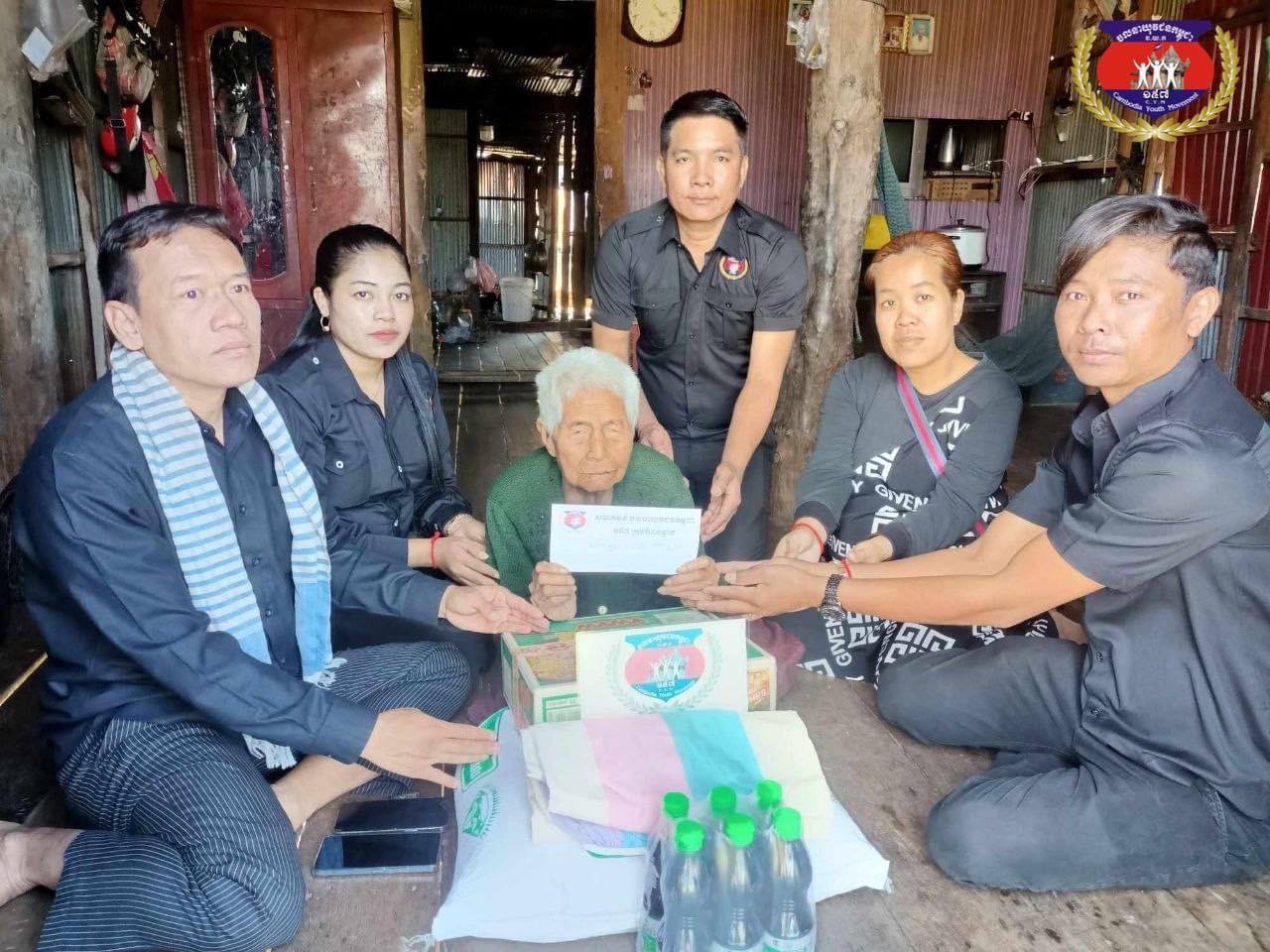 ក្រុម១៥៧ ចុះសាកសួរសុខទុក្ខ និងនាំយកអំណោយ ទៅជូនលោកយាយចាស់ជរានឹងមានជីវភាពទីទាល់ក្រចំនួន ០១រូប ឈ្មោះ ហ៊ឹម គង់ អាយុ ៩៦ឆ្នាំ