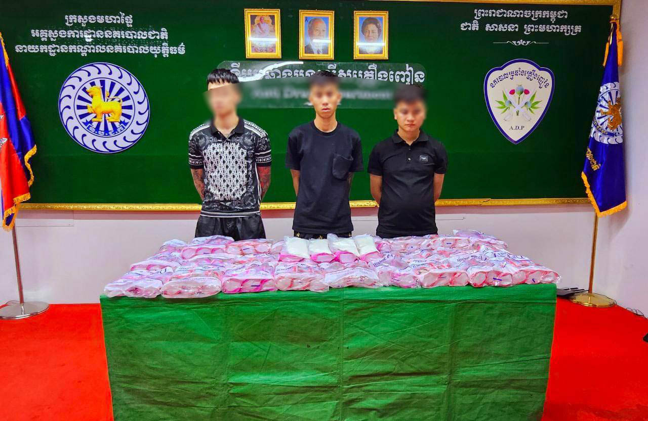 បង្ក្រាបករណីបញ្ជូនគ្រឿងញៀនតាមកញ្ចប់បញ្ញើពីកម្ពុជាទៅវៀតណាម ឃាត់ខ្លួនជនសង្ស័យ ៣នាក់ ថ្នាំញៀនជិត ១គីឡូក្រាម និងសារធាតុមិនច្បាស់ជាង ៦០គីឡូក្រាម