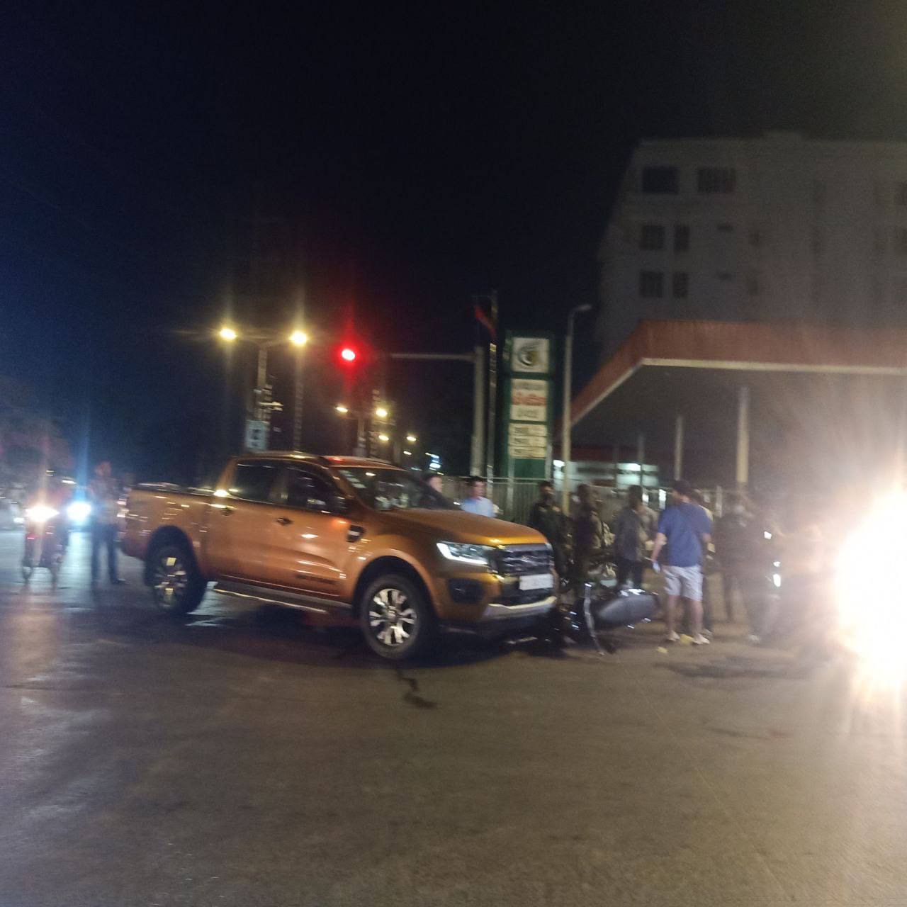 បុរសជនជាតិចិនបើករថយន្ត Ford Ranger បត់បុកជាមួយម៉ូតូហុងដាឌ្រីមកិនជាប់រងការខូចខាត ភាគីទាំងពីរប្រកែកគ្នាយកត្រូវរៀងខ្លួន