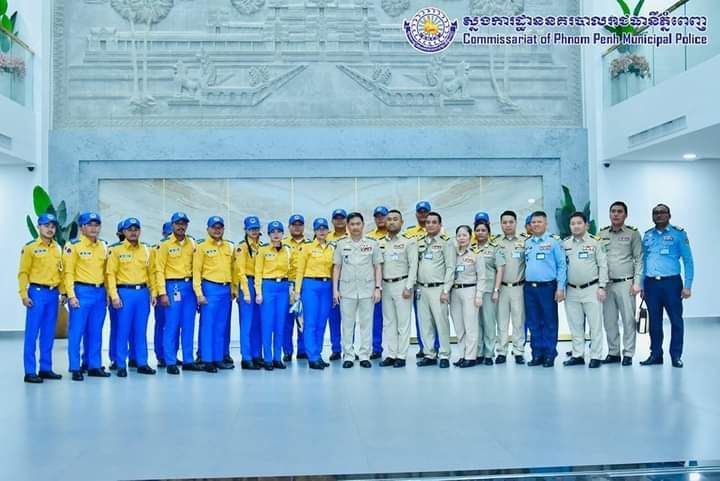ឧត្តមសេនីយ៍ឯក ជួន ណារិន្ទ អគ្គស្នងការរងនិងជាស្នងការនគរបាលរាជធានីភ្នំពេញប្រគល់ឯកសណ្ឋានថ្មីជូនមន្រ្តីជាប់កិច្ចសន្យាសរុប៣០០នាក់