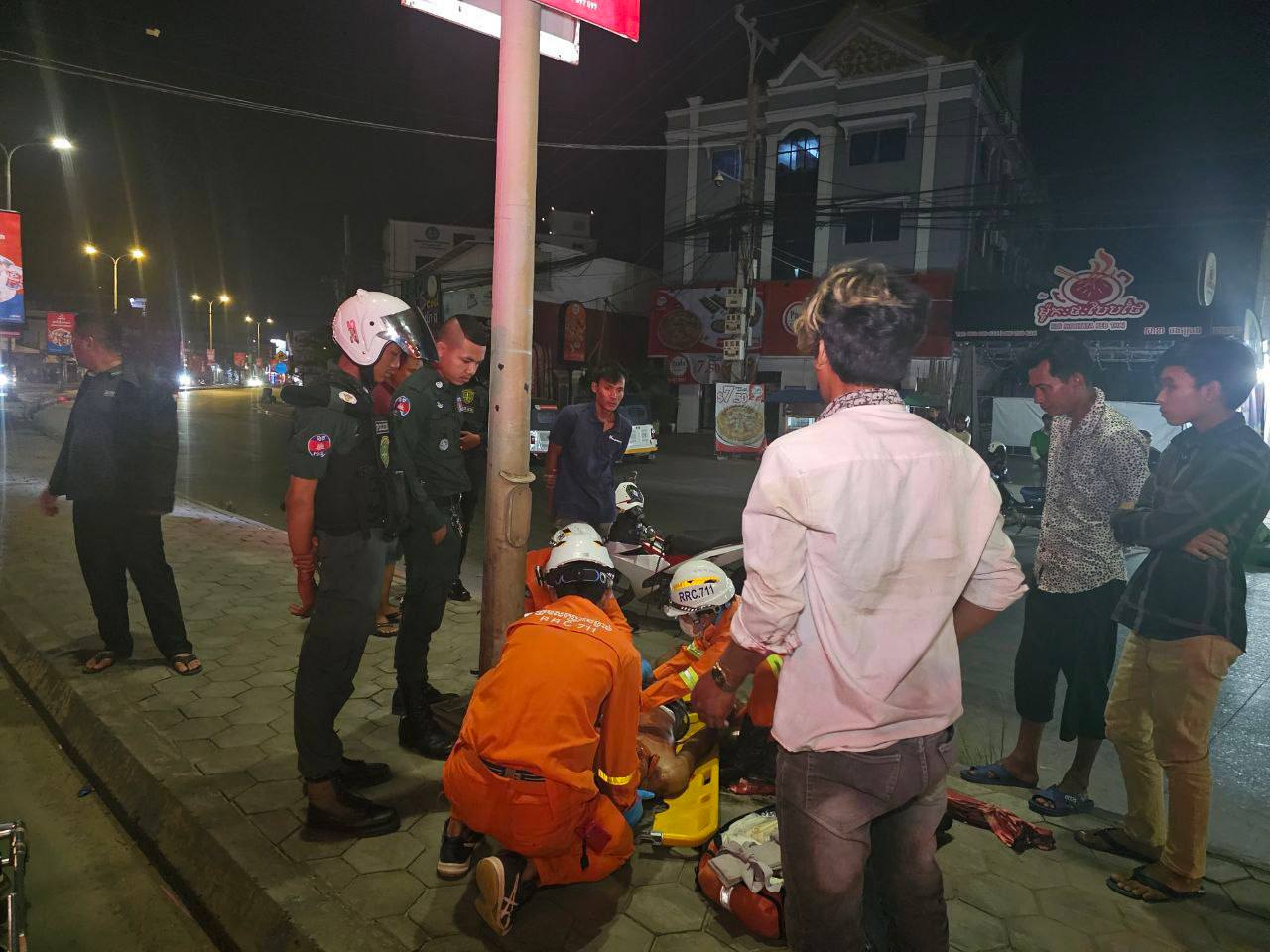 ជិះម៉ូតូលឿនជ្រុលទៅបុកខឿនថ្មពុះចែកទ្រូងផ្លូវរងរបួសធ្ងន់ស្រាល៣នាក់