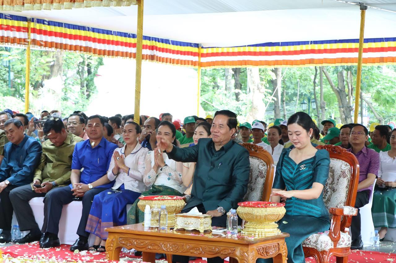 លោក ឃួង ស្រេង ណែនាំឲ្យកីឡាករកីឡាការិនីទាំងអស់ ត្រូវរក្សាកម្លាំង កុំដើរលេងយប់ជ្រៅ កុំហូបគ្រឿងស្រវឹង ដើម្បីយកជ័យជម្នះជូនភូមិស្រុក និងក្រុមគ្រួសារ