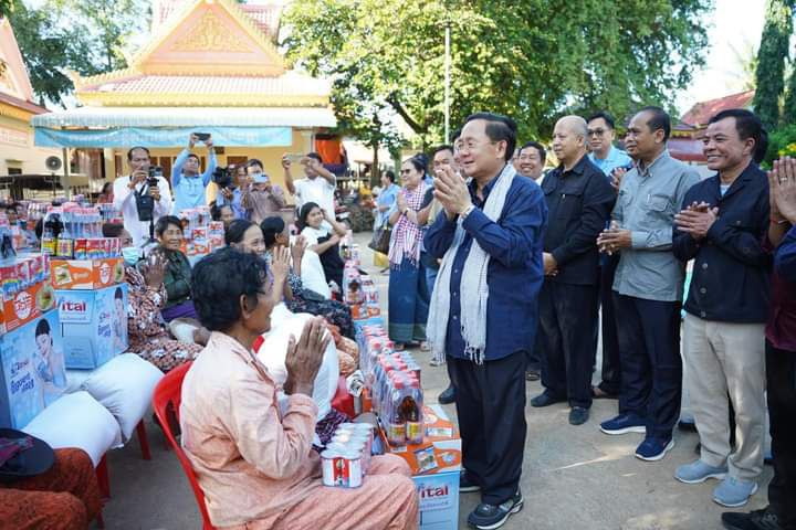 ឯកឧត្តម សុខ លូ អញ្ជើញសំណេះសំណាលសួរសុខទុក្ខ និងនាំយកគ្រាប់ពូជស្រូវស្បៀងបម្រុង របស់សម្ដេចធិបតី ហ៊ុន ម៉ាណែត ចែកជូនដល់ប្រជាពលរដ្ឋក្រីក្រ ដែលរងផលប៉ះពាល់ដោយគ្រោះរាំងស្ងួត ចំនួនគ្រួសារជាង២ពាន់គ្រួសារ ស្ថិតក្នុងស្រុកថ្មគោល និងស្រុកមោងឫស្សី ខេត្តបាត់ដំបង