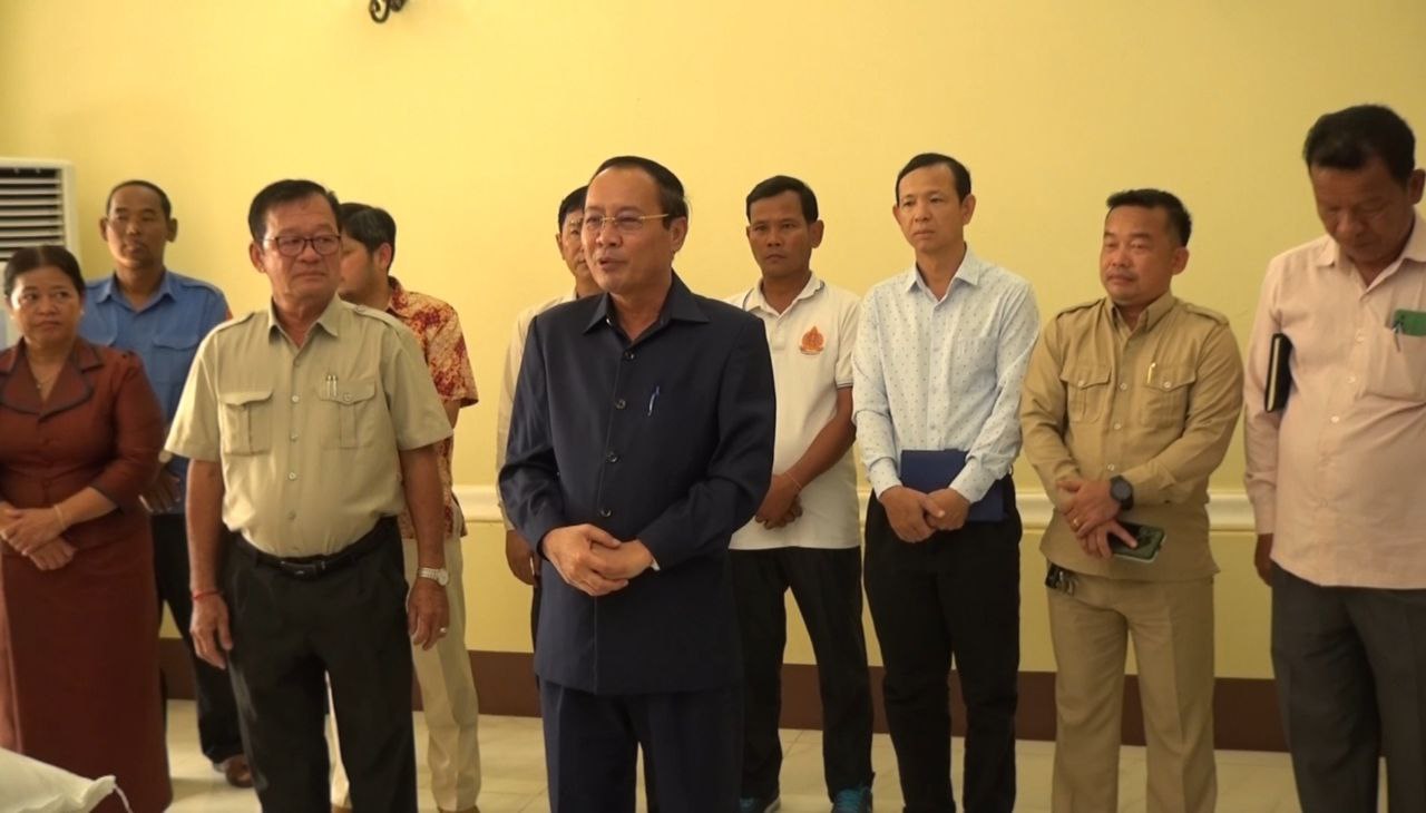ឯកឧត្តម វ៉ា ថន អភិបាលខេត្តក្រចេះ អញ្ជើញជួបសំណេះសំណាលជាមួយគណៈកម្មការគ្រប់គ្រងទូក ង ដែលត្រូវចូលរួមប្រណាំង នាឱកាសថ្ងៃបុណ្យអុំទូក បណ្ដែតប្រទីប និងសំពះព្រះខែ រាជធានីភ្នំពេញ