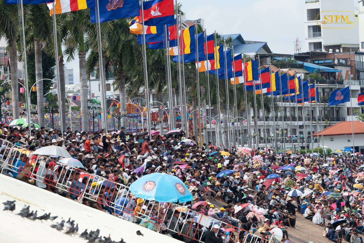 អបអរសាទរ! ព្រះរាជពិធីបុណ្យអុំទូកថ្ងៃទី២ មានប្រជាពលរដ្ឋយ៉ាងច្រើនកុះករមកកម្សាន្តលេង ដោយសារប្រទេសជាតិមានសុខសន្តិភាពពេញលេញ