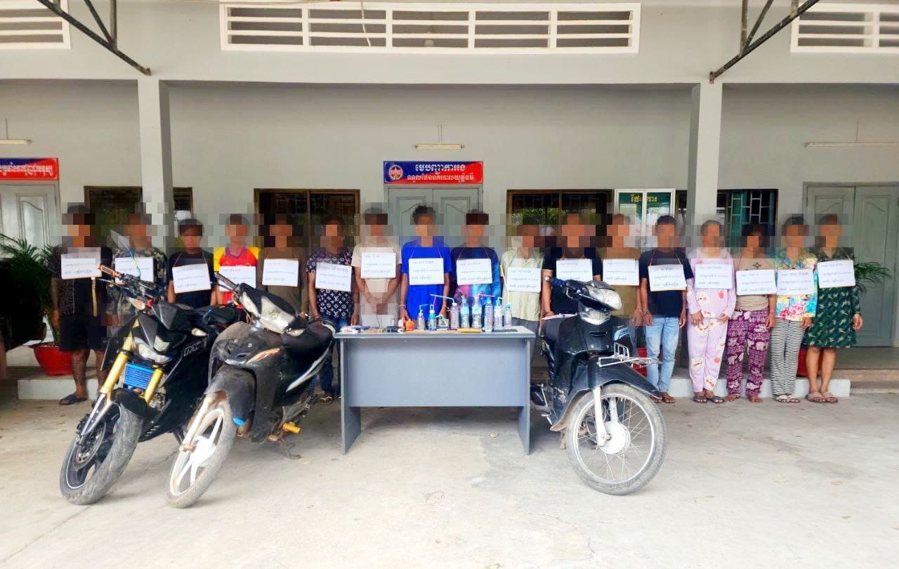 ប៉េអឹមខេត្តព្រះសីហនុ បញ្ជូនជនសង្ស័យប្រុស ស្រី ចំនួន ១៧នាក់ទៅតុលាការពាក់ព័ន្ធករណីកាន់កាប់អាវុធដោយខុសច្បាប់, ជួញដូរ និង ប្រើប្រាស់ដោយខុសច្បាប់នូវសារធាតុញៀន
