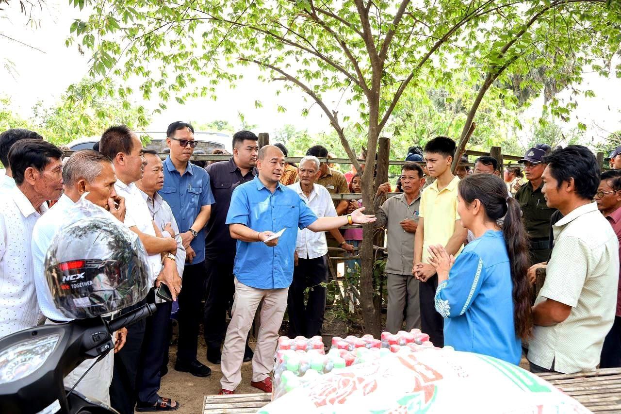 ឯកឧត្តម ឧត្តមសេនីយ៍ទោស្នងការដ្ឋានគគរបាលខេត្តកំពតបាននាំយកអំណោយរបស់ឧបនាយករដ្ឋមន្ដ្រី ស សុខា ទៅប្រគល់ជូនក្រុមគ្រួសារបេក្ខជនប្រឡងបាក់ឌុប ជាប់និទ្ទេស A ដែលមានជីវភាពខ្វះខាត និងឪពុកម្ដាយពិការ រសនៅក្នុងឃុំអង្គភ្នំតូច ស្រុកអង្គរជ័យខេត្តកំពត