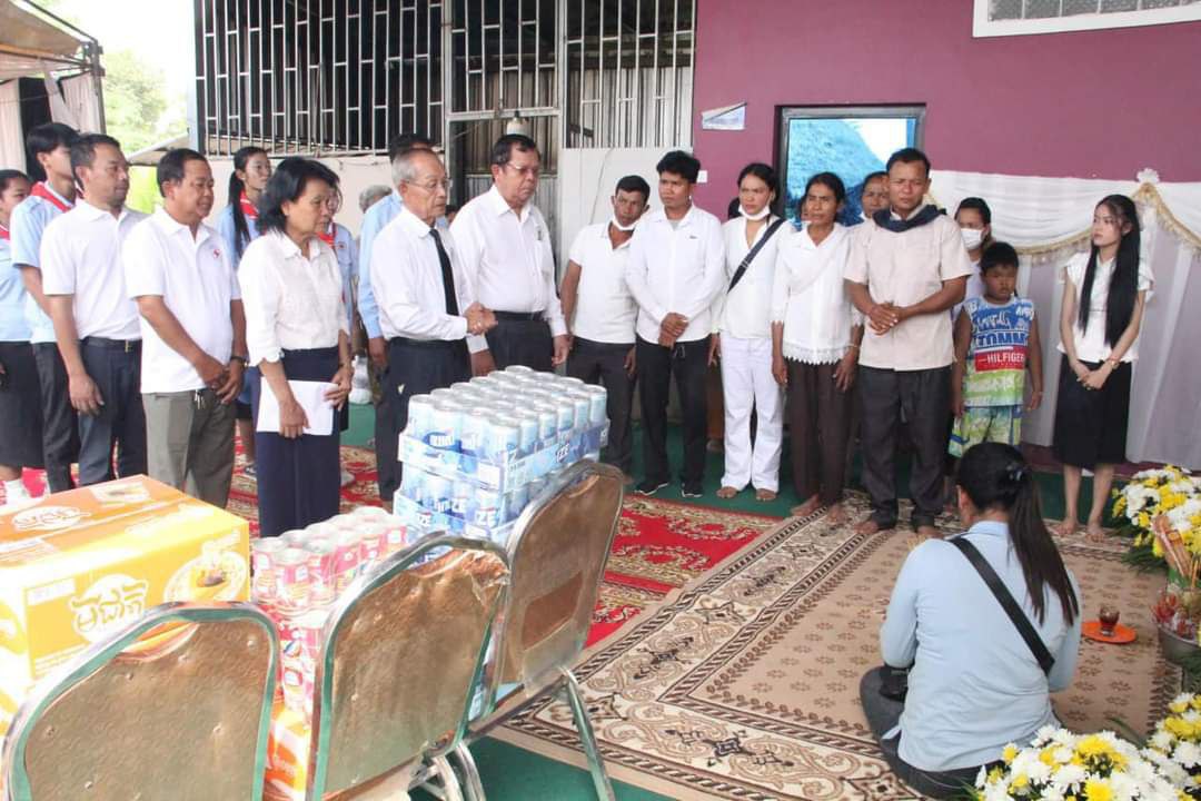 កាកបាទក្រហមកម្ពុជា ចាត់មន្ត្រីចូលរួមរំលែកទុក្ខតារាចម្រៀងលោក ម៉ាន់ រដ្ឋា ហៅ ពេជ្រ រដ្ឋា…!!