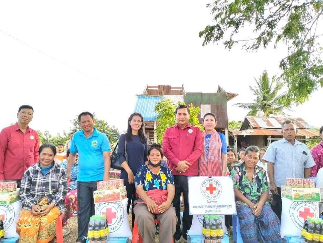 ប្រជាពលរដ្ឋរងគ្រោះដោយសារខ្យល់កន្ត្រាក់២០គ្រួសារ ទទួលអំណោយមនុស្សធម៌ពីអនុសាខាកាកបាទក្រហមកម្ពុជាស្រុកបាណន់