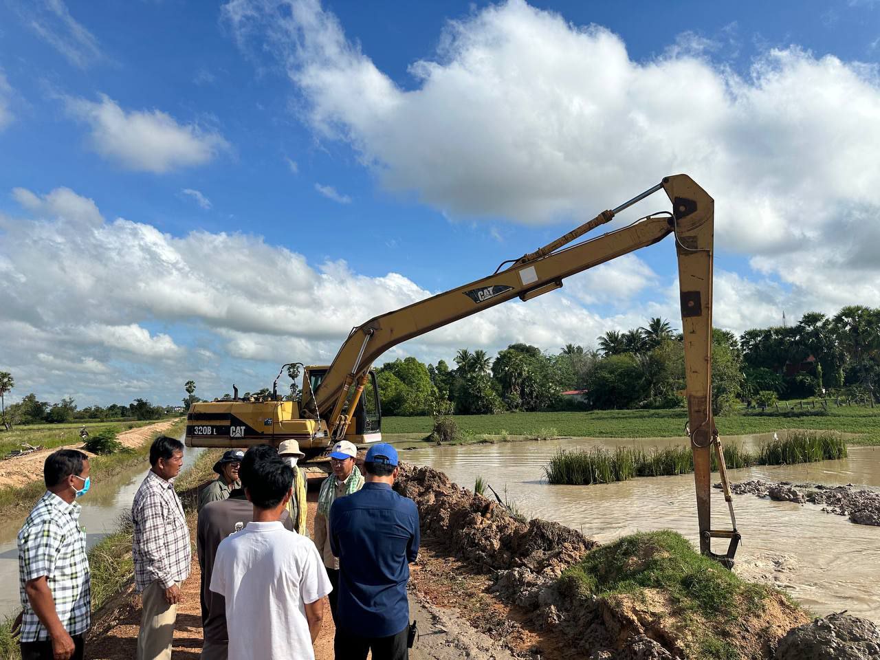 មន្ត្រីមន្ទីរជំនាញសម្រួលផ្លូវទឹកជូនប្រជាកសិករស្រុកតាលោសែនជ័យ