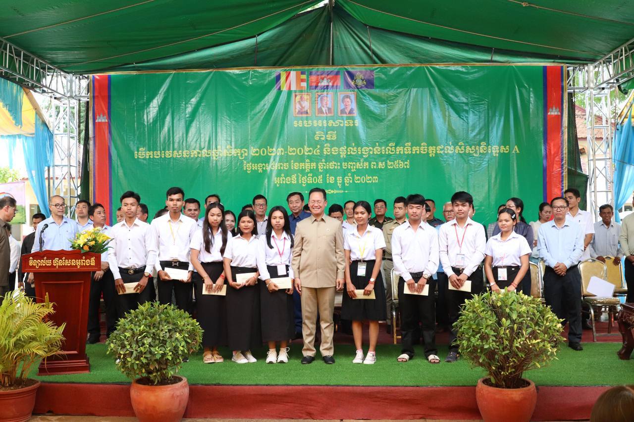 ឯកឧត្តមរដ្ឋមន្រ្តីក្រសួងបរិស្ថាន ផ្តល់ធុងសំរាមតាមសាលារៀន ជំរុញបន្ថែមការចូលរួមកាត់បន្ថយការប្រើប្រាស់ប្លាស្ទិកនៅកម្ពុជា