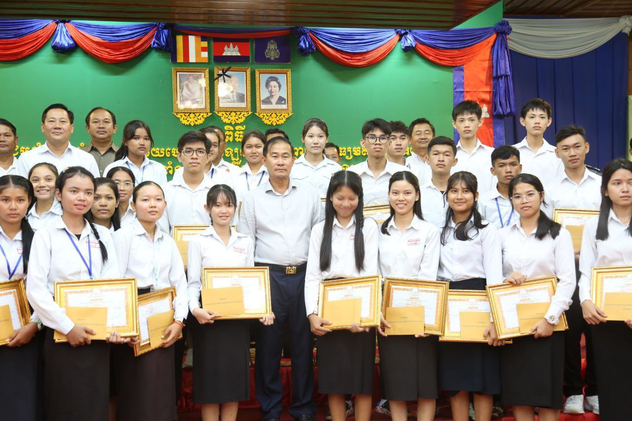 អភិបាលខេត្តពោធិ៍សាត់ ផ្តាំផ្ញើរក្មួយសិស្សទទួលនិទ្ទេស A ចំនួន ៣៣នាក់ ត្រូវបន្ដការសិក្សារនៅឧត្ដមសិក្សាត្រូវខិតខំប្រឹងប្រែងរៀនសូត្រឱ្យក្លាយជាពលរដ្ឋល្អ ដើម្បីរួមចំណែកកសាងការពារជាតិ