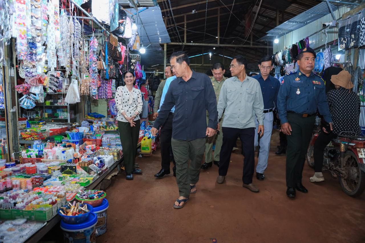 អភិបាលខេត្តពោធិ៍សាត់ចុះសំណេះណាលសួសុខទុកអជីវករនៅផ្សារបឹងកន្ទួត