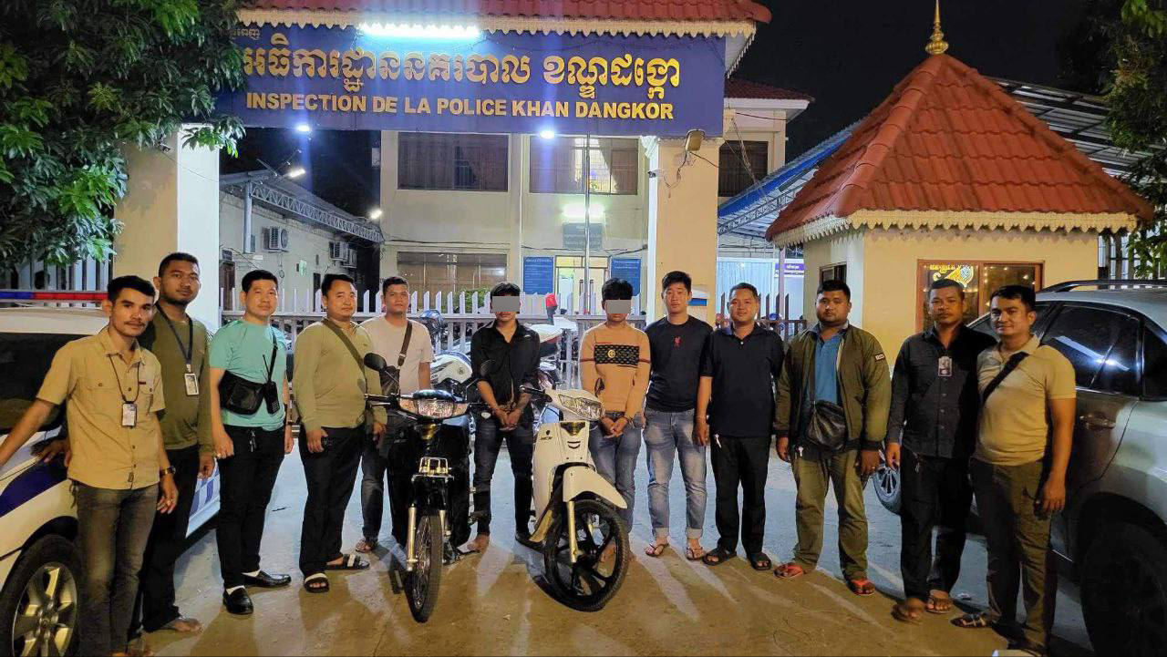 បញ្ចូនជនសង្ស័យ០២នាក់ទៅតុលាការដេីម្បីផ្ដន្ទាទោស ពាក់ព័ន្ធបទល្មេីស(ធាក់ និងកាប់ប្លន់យកម៉ូតូ)