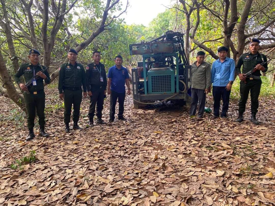 កងរាជអាវុធហត្ថខេត្តរតនគិរីចុះបង្រ្កាបទីតាំងខួងដីស្រាវជ្រាវរុករករ៉ែដោយខុសច្បាប់១កន្លែងនៅស្រុកលំផាត់និងទីតាំងរុករករ៉ែ១កន្លែងនៅស្រុកបរកែវ