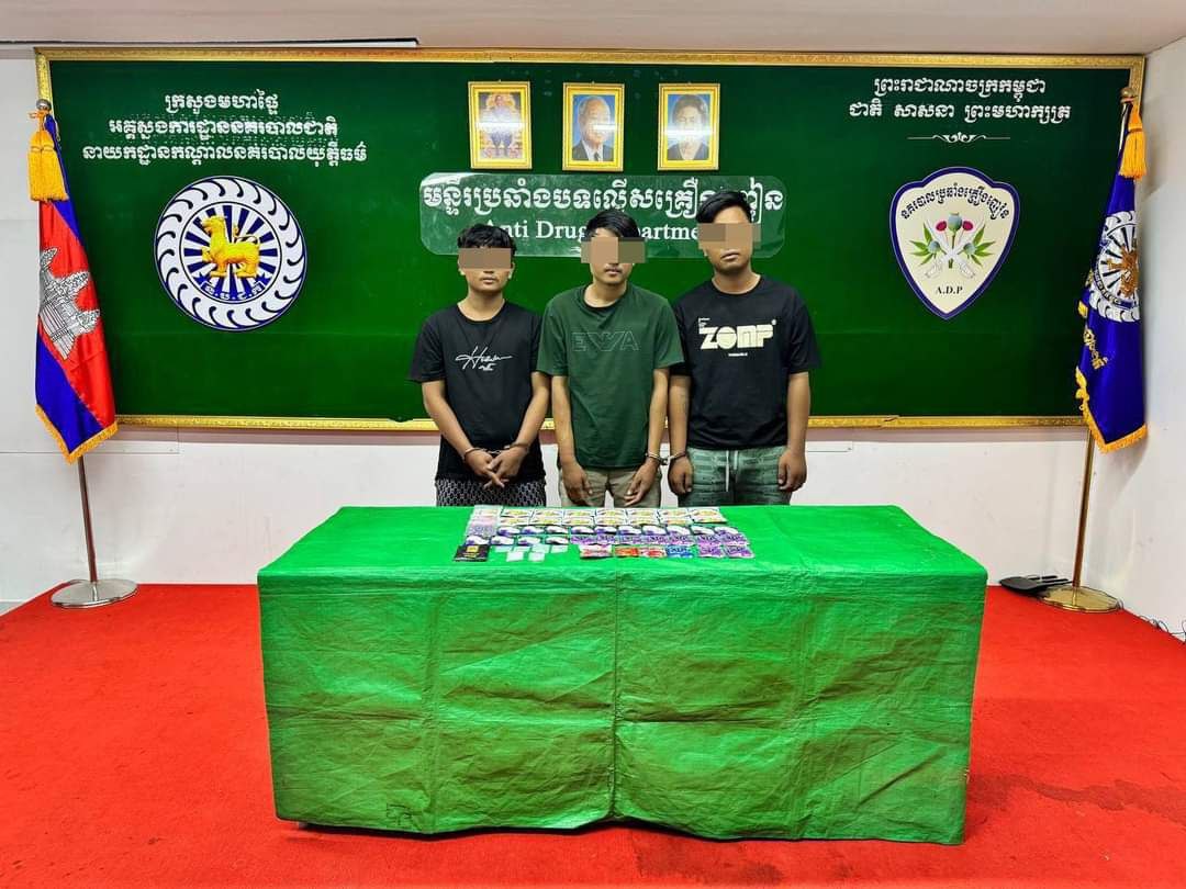 ឃាត់ខ្លួនជនសង្ស័យ ចំនួន ០៣នាក់ ត្រូវបាននគរបាលប្រឆាំងបទល្មើសគ្រឿងញៀនបង្ក្រាប និងរឹនអូសបានថ្នាំញៀនជិត ១គីឡូក្រាម