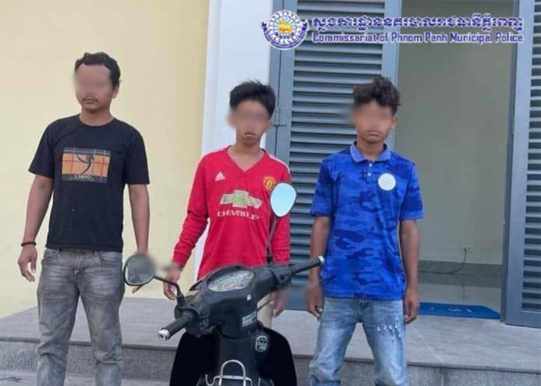 ជនសង្ស័យចំនួន០៣នាក់ ពាក់ព័ន្ធករណីលួចយកម៉ូតូ និងចាត់ចែងឱ្យប្រើប្រាស់ដោយខុសច្បាប់ នូវសារធាតុញៀន ត្រូវបានកម្លាំងការិយាល័យនគរបាលព្រហ្មទណ្ឌកំរិតស្រាលរាជធានីភ្នំពេញ ស្រាវជ្រាវឃាត់ខ្លួន