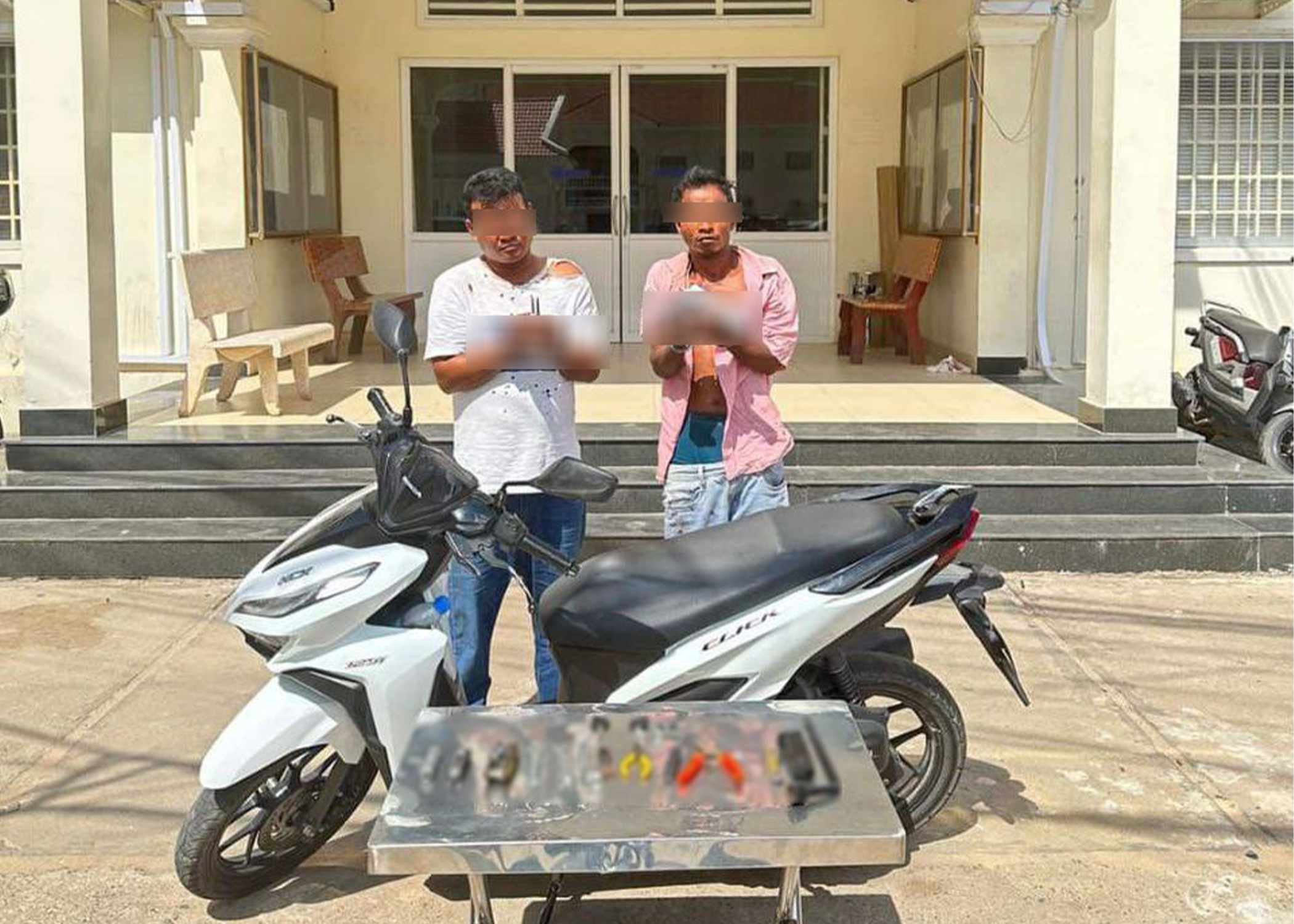 UPDATE: នគរបាលនាយកដ្ឋានព្រហ្មទណ្ឌ កំពុងកសាងសំណុំរឿងបញ្ជូនខ្លួនជនសង្ស័យ ចំនួន ០២នាក់ជាចោរកាច់.កម៉ូតូយ៉ាងសកម្ម ក្នុងភូមិសាស្ត្ររាជធានីភ្នំពេញ ដែលផ្ទុះអាវុធបណ្តាលឱ្យផ្កាយ១ម្នាក់រងរបួសទៅតុលាការ