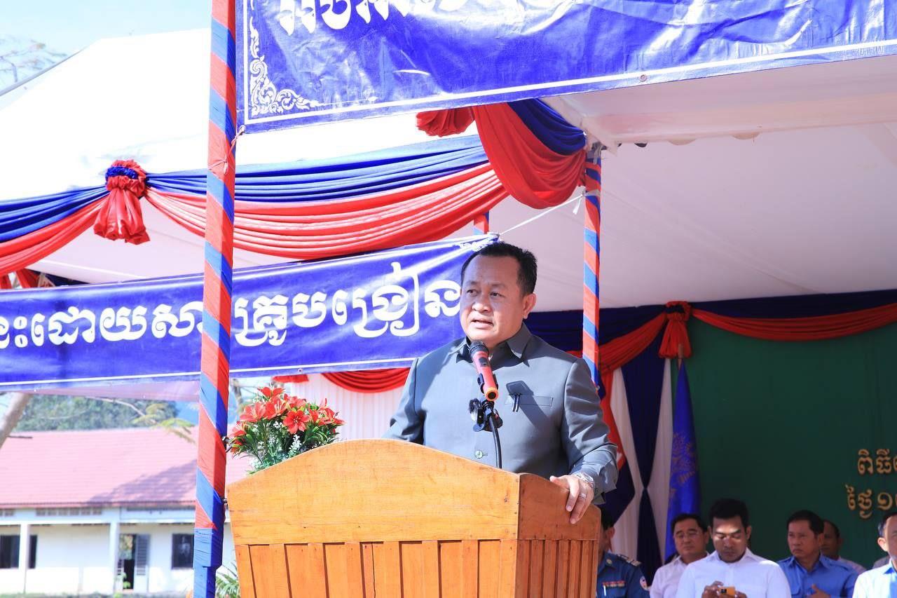 អភិបាលខេត្តកែប៖ បរិស្ថានក្នុងសាលារៀនមានភាពបៃតងស្រស់ស្អាត លោកគ្រូ អ្នកគ្រូ ត្រូវយកចិត្តទុកដាក់លើកកម្ពស់ការប្រើប្រាស់ទឹកស្អាត បង្គន់អនាម័យ រៀបចំបរិស្ថានជុំវិញសាលាឱ្យបានល្អ