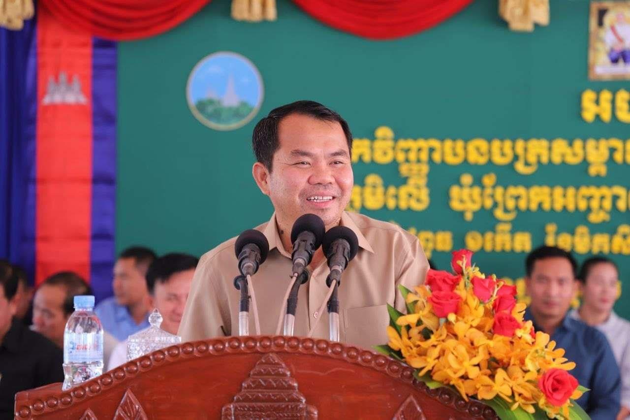 អភិបាលខេត្តកណ្ដាល ចែកប្លង់រឹងជិត១ពាន់ប័ណ្ណ ជូនប្រជាពលរដ្ឋរស់នៅភូមិលើ ឃុំព្រែកអញ្ចាញ ស្រុកមុខកំពូល