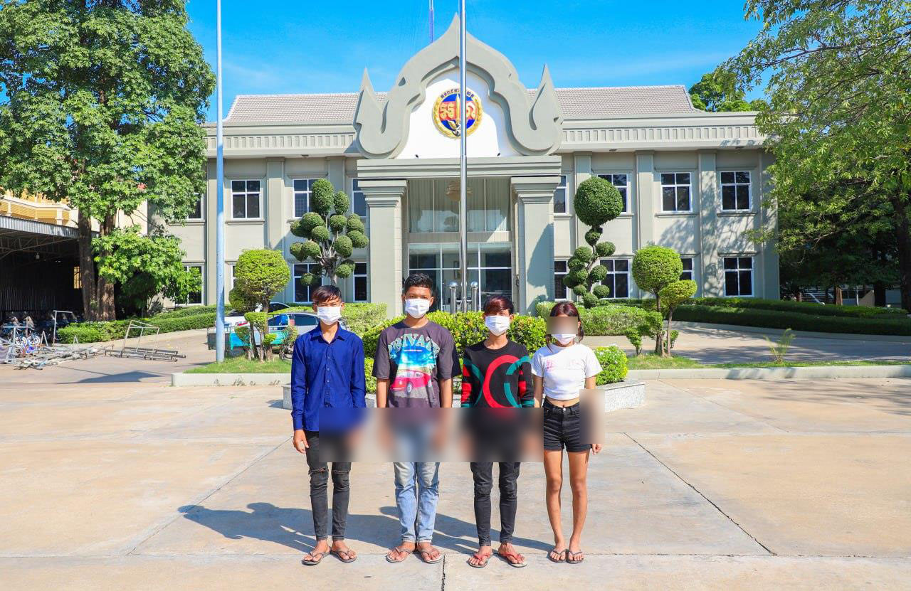 ក្រុមចោរឆក់វ័យក្មេង៤នាក់ ត្រូវបានអាវុធហត្ថរាជធានីភ្នំពេញ បញ្ជូនខ្លួនទៅតុលាការដើម្បីផ្តន្ទាទោសតាមច្បាប់