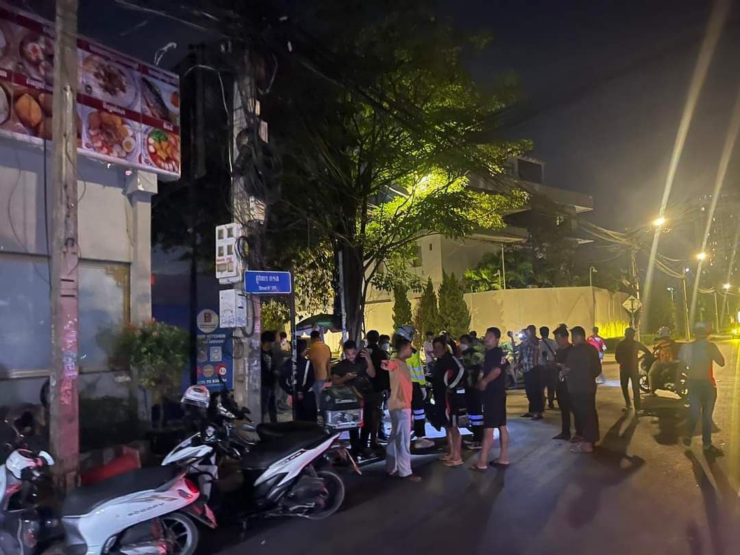 UPDATE: បុរសម្នាក់បើកបរម៉ូតូឆ្លងផ្លូវមិនប្រយ័ត្ន ត្រូវរថយន្ត ស៊េរីទំនើប ម៉ាក Jeep បុកអូសជាច្រើនម៉ែត្របណ្តាលឲ្យបុរសម្នាក់ស្លាប់