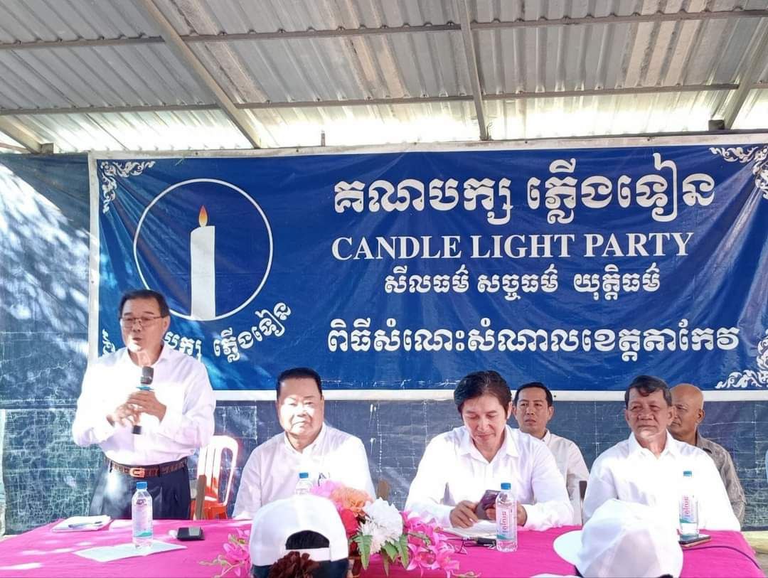 សមាជិកគណបក្សភ្លើងទៀន ផ្ទុះការតវ៉ាទាមទារឲ្យលោក ទាវ វណ្ណុល ប្រធានបក្សភ្លើងទៀន និងលោក លី សុធារ៉ាយុត្តិ ចុះចេញពីតំណែង