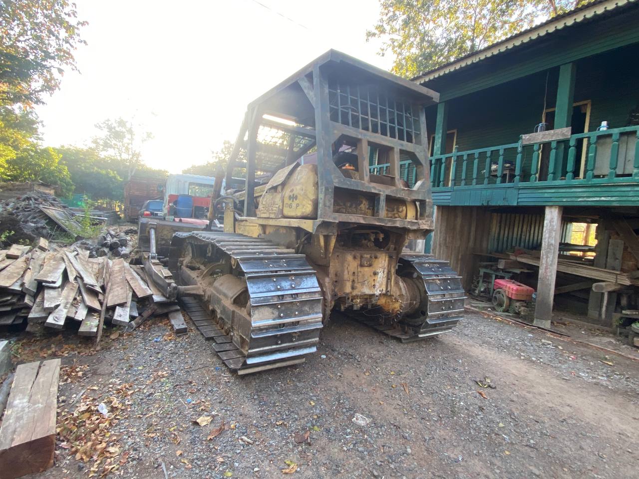 គ្រឿងចក្រ រួមនិងអ្នកបើកបរត្រូវបានសមត្ថកិច្ចចំរុះធ្វើការឃាត់ខណៈកំពុងឈូសឆាយដីព្រៃ