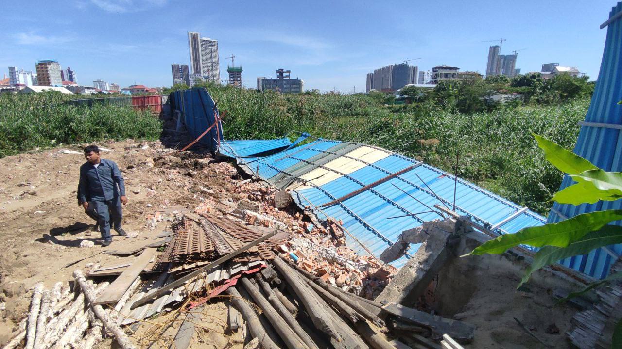 កម្លាំងគណៈបញ្ចាការឯកភាពខណ្ឌចំការមន ចុះរុះរើ និងវាយរបងថ្មរឹងមាំ សង់រំលោភលើប្រឡាយស្តុកទឹកបឹងត្របែក