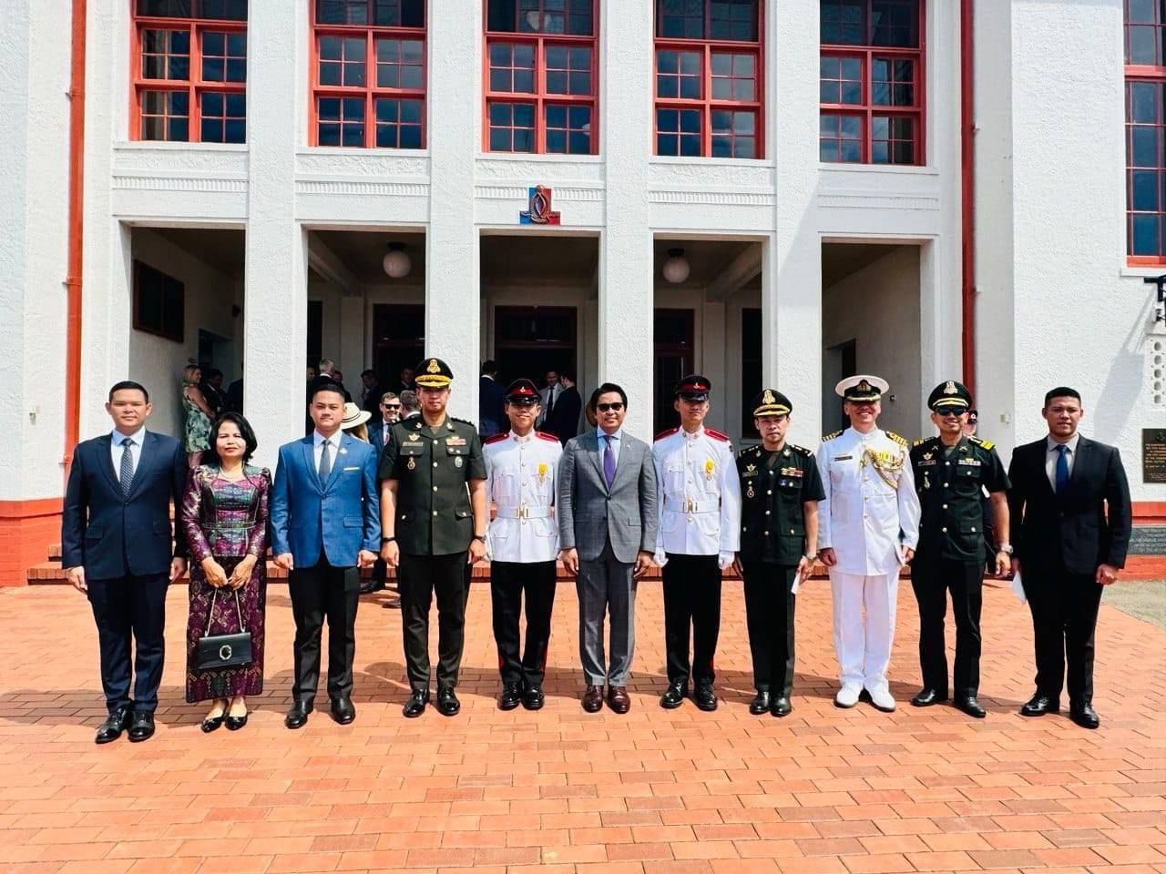 លោកវរសេនីយ៍ឯក សៀ ទីន ចូលរួមអបអរសាទេ សិស្សប្អូនជាសិក្ខាកាម នៃកងយោធពលខេមរភូមិន្ទ ចំនួន ០២នាក់ទៀត បានបញ្ចប់ការសិក្សានៅសាលាបណ្ឌិត្យសភាយោធាអូស្ត្រាលី