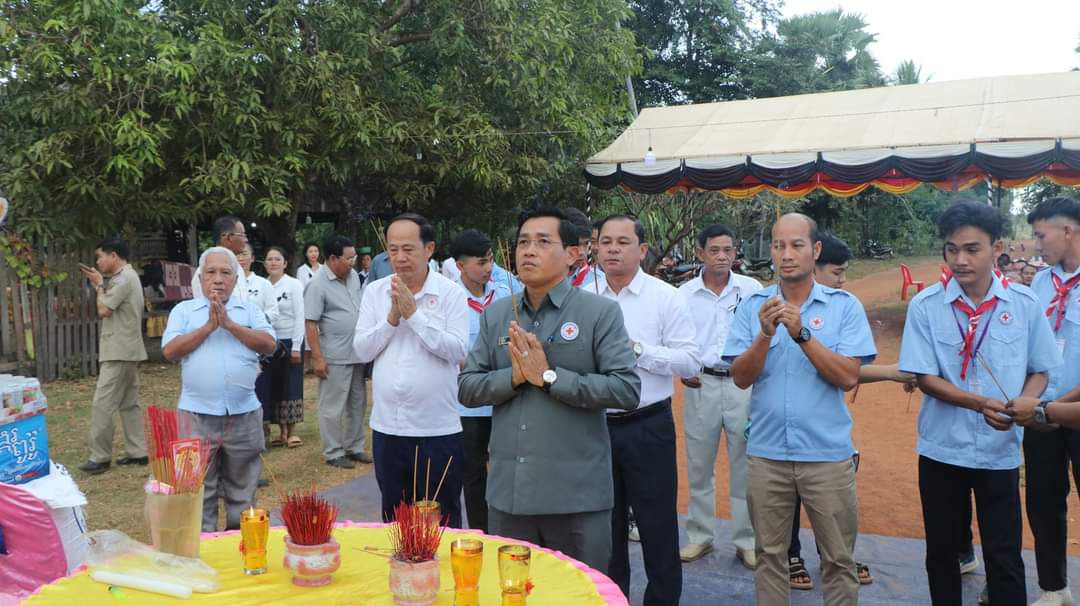 ឯកឧត្តម ឌុច ចាន់តូ អនុប្រធានគណៈកម្មាធិការសាខាកាកបាទក្រហមកម្ពុជាខេត្តរតនគិរីដឹកនាំមន្រ្តីសាខានិងយុវជនស្ម័ក្រចិត្តអញ្ជើញគោរពវិញ្ញាណក្ខន្ធសពលោកតា សំ សុផាត អតីតប្រធានមន្ទីរសង្គមកិច្វកិច្ចអតីតយុទ្ធជននិងយុវនីតិសប្បទាខេត្ត