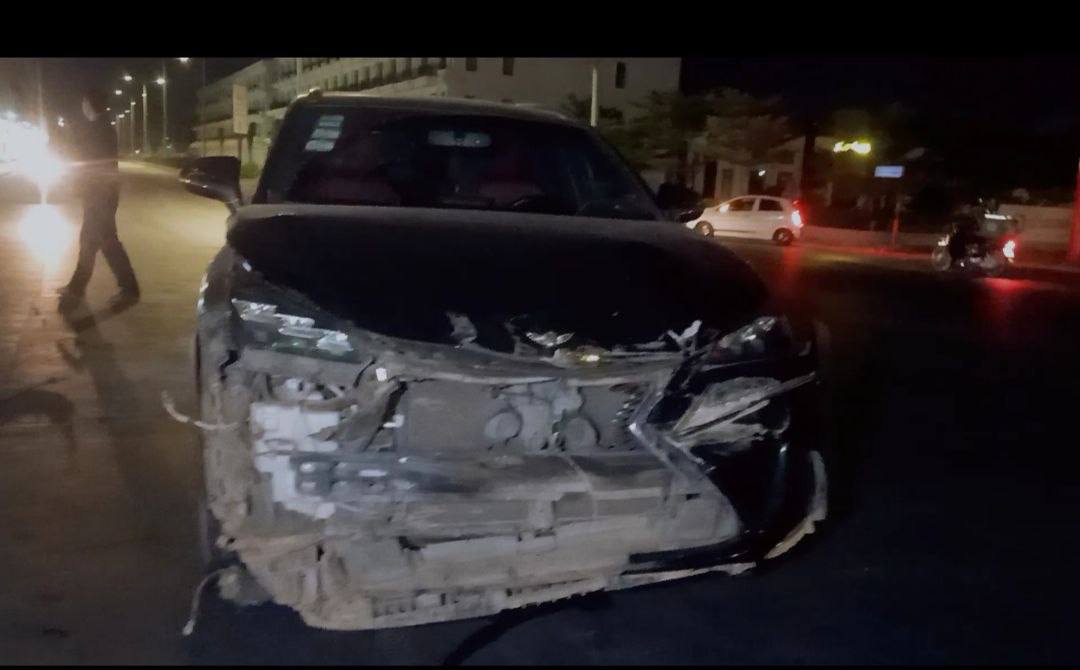 រថយន្ត Lexus បើកបុករថយន្តVigo ក្រឡាប់ផ្ងារជើងម្ខាង ចាក់សម្ភាររាយពេញផ្លូវនៅភ្លើងស្តុប ណតប្រ៊ីត