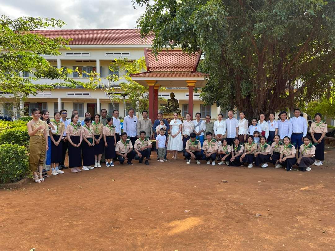 ឯកឧត្តម ប៉ែន វិបុល រដ្ឋលេខាធិការក្រសួងធម្មការ និងសាសនា និងជាអនុប្រធានក្រុមការងារចុះជួយស្រុកបរកែវ ព្រមលោកជំទាវ បានអញ្ជើញ ជាអធិបតីកាត់ខ្សែបូ សម្ពោធឆ្លង និងអភិសេករូបសំណាក៤ព្រះអង្គ នៅវិទ្យាល័យបរកែវ ស្ថិតក្នុងស្រុកបរកែវ