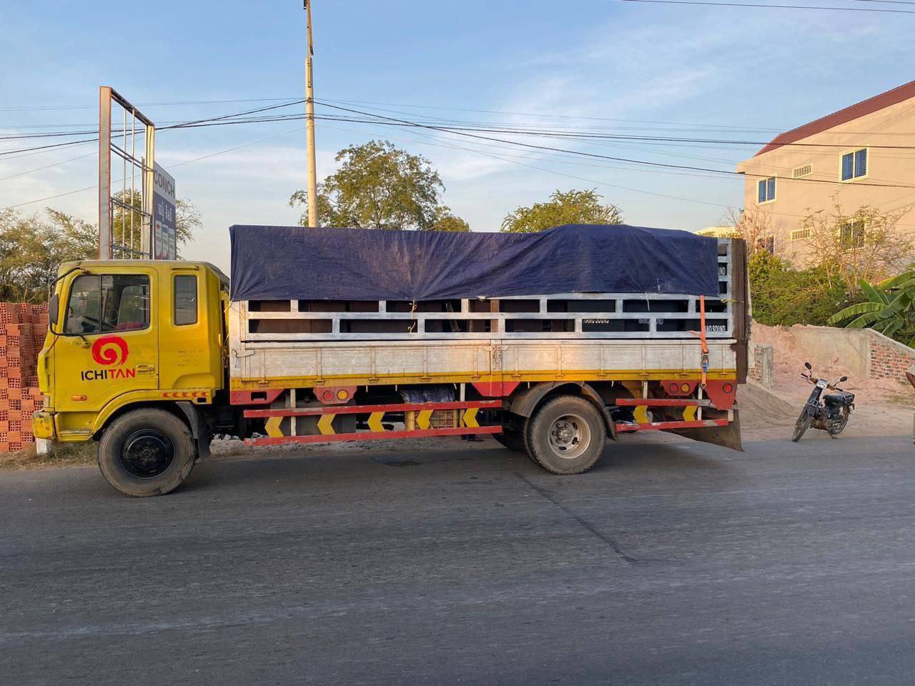 ម៉ូតូពីរគ្រឿងបើកទាក់ដៃចង្កូតដួលចូលក្រោមរថយន្តធុនធំកិនទាំងម៉ូតូនិងមនុស្សស្លាប់ម្នាក់លើផ្លូវជាតិលេខ៥