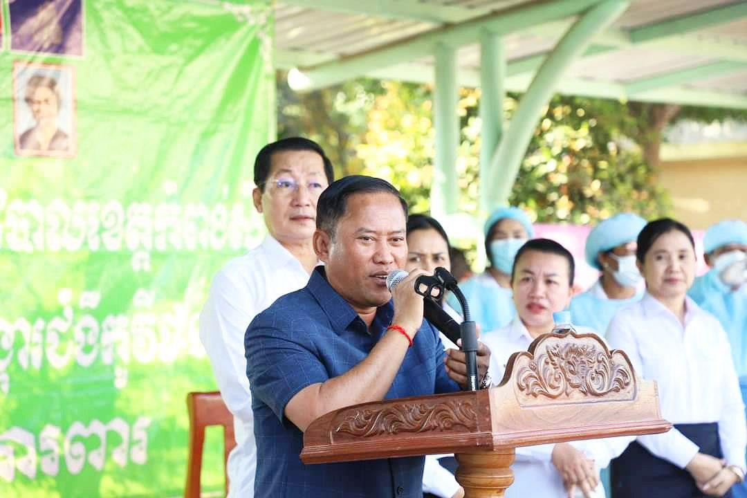អភិបាលខេត្តកំពង់ស្ពឺ ជំរុញឱ្យសិស្សានុសិស្សបន្តចាក់វ៉ាក់សាំងបង្ការជំងឺកូវីដ១៩ បំប្លែងថ្មីអូមេក្រុង គ្រាដែលជំងឺនេះនៅតែបន្តយាយីអាយុជីវិតប្រជាពលរដ្ឋកម្ពុជា