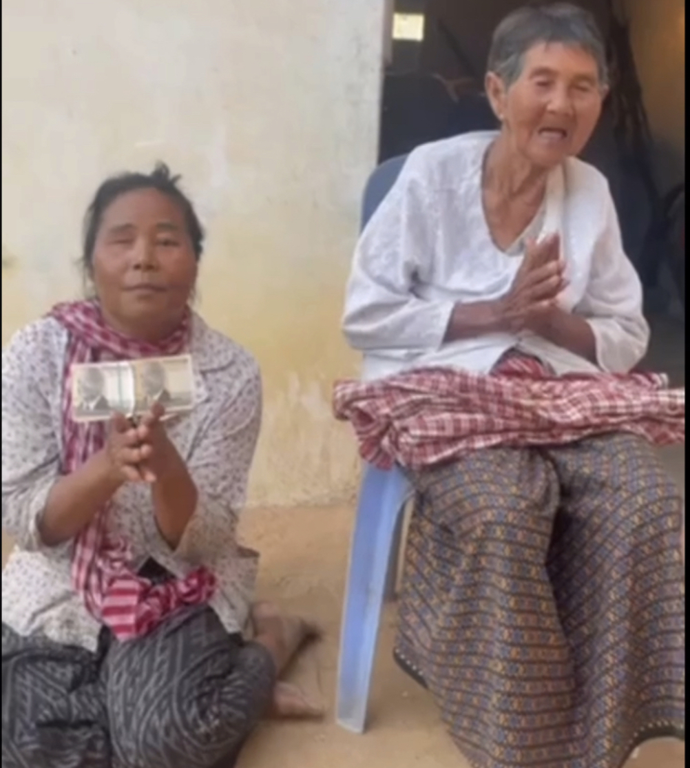 សម្តេចតេជោ ហ៊ុន សែន ជួយលោកយាយលក់សណ្តែកដីស្ងោ ដែលមានព្រះជន្ម៨៧ឆ្នាំ ក្នុង១ខែ៥០ម៉ឺនរៀល និងសំណូមពរឈប់ឱ្យលក់ ខណៈគាត់មានវ័យច្រើនហើយ