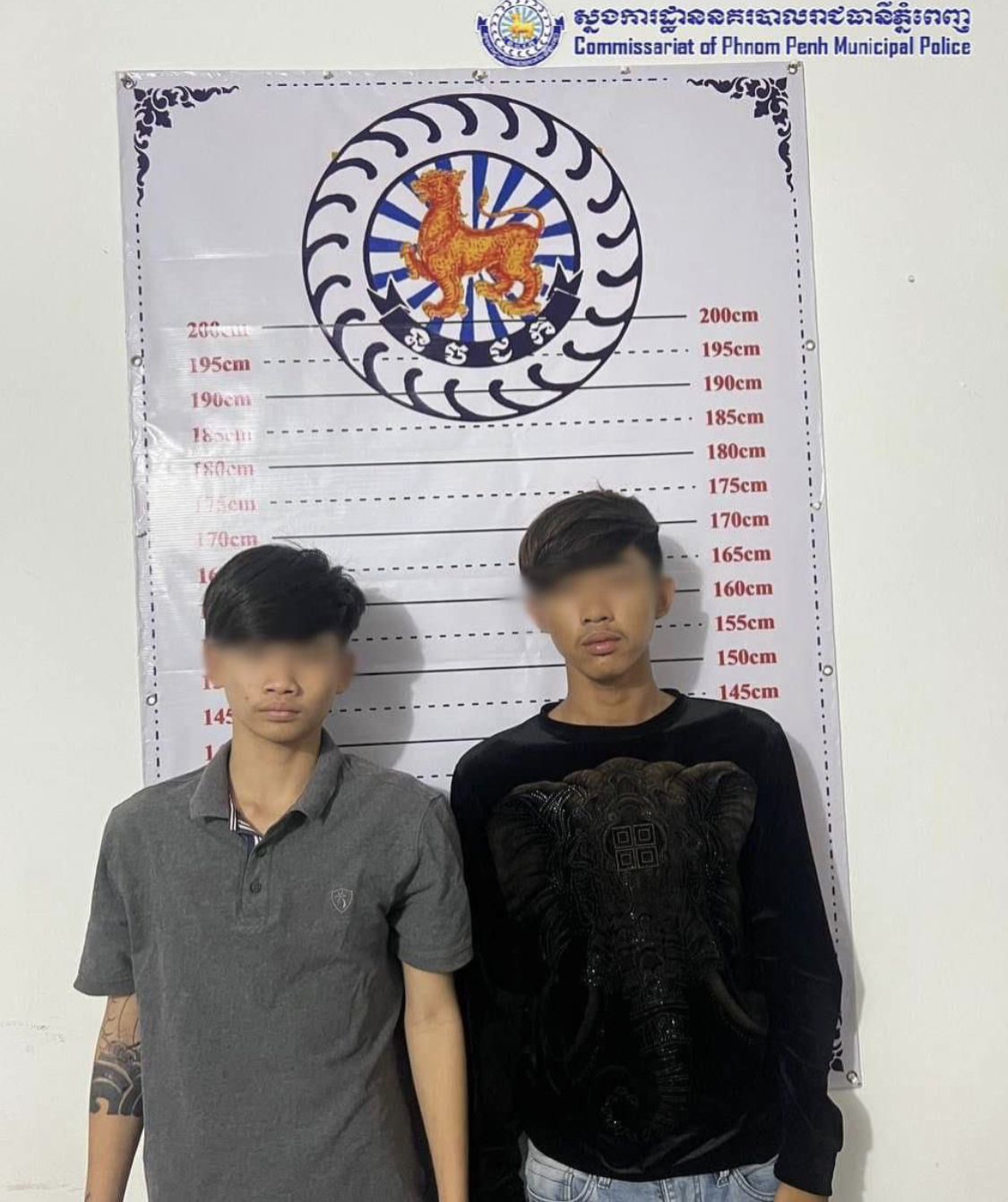 ជនសង្ស័យចំនួន០២នាក់ ក្នុងចំណោមបក្ខពួកចំនួន០៤នាក់ ពាក់ព័ន្ធករណីប្លន់យកទ្រព្យសម្បត្តិ (ប្រើកាំបិតភ្ជង់ យកកាបូប) ត្រូវបានកម្លាំងអធិការដ្ឋាននគរបាលខណ្ឌឫស្សីកែវ ស្រាវជ្រាវឃាត់ខ្លួន