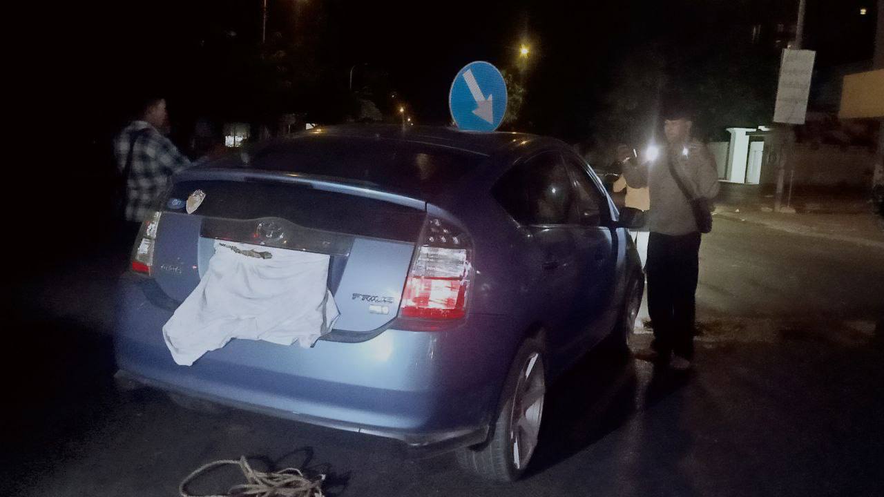 រថយន្ត Prius បើកបត់ឆ្លងផ្លូវលឿនគេចពីម៉ូតូកង់បីជ្រុលចង្កូតទៅបុករបាំងថ្មពុះចែកទ្រូងផ្លូវបណ្ដាលឱ្យរងការខូចខាត