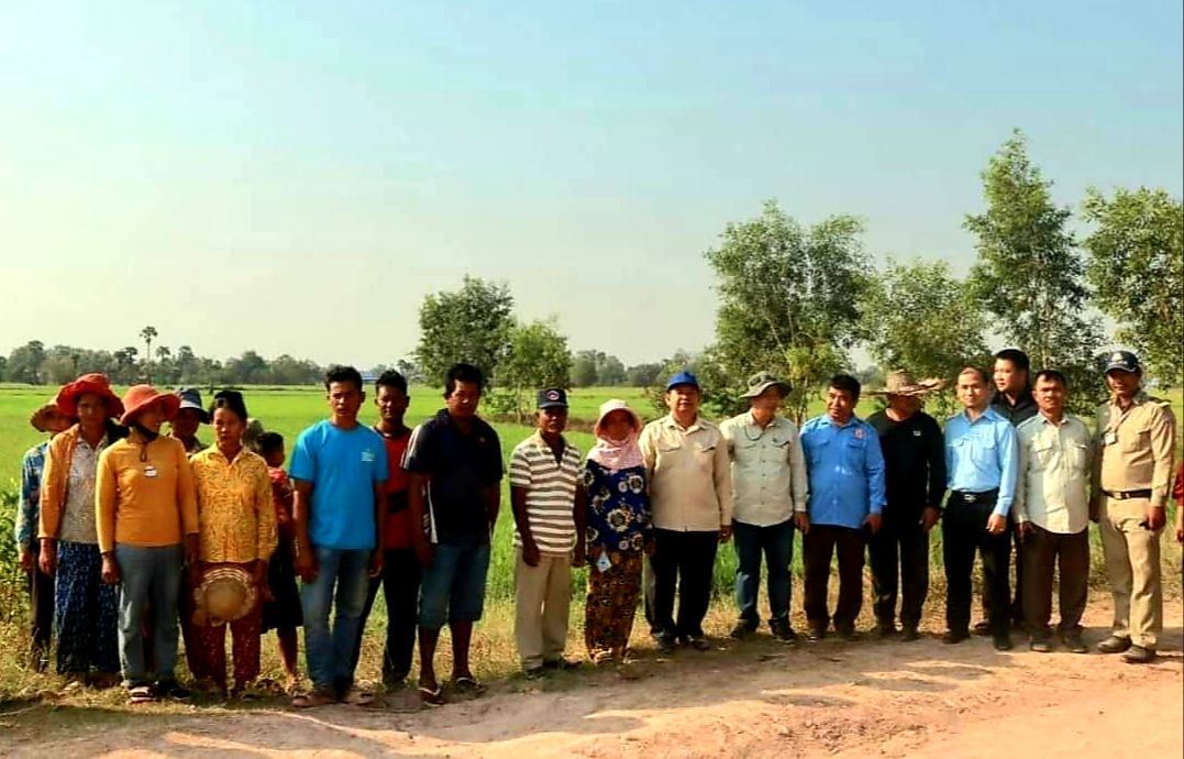 ប្រធាននាយកដ្ឋានវិស្វកម្មសំណង់ធារាសាស្រ្តក្រសួងធនធានទឹកនិងឧតុនិយមចុះពិនិត្យស្ថានភាពស្រូវប្រាំរបស់កសិកក្នុងភូមិចំនួន ៤ ដោយសារមេប្រឡាយខ្វះទឹកនៅក្នុងឃុំភ្នំប្រាសាទស្រុកកំពង់ត្រាចខេត្តកំពត