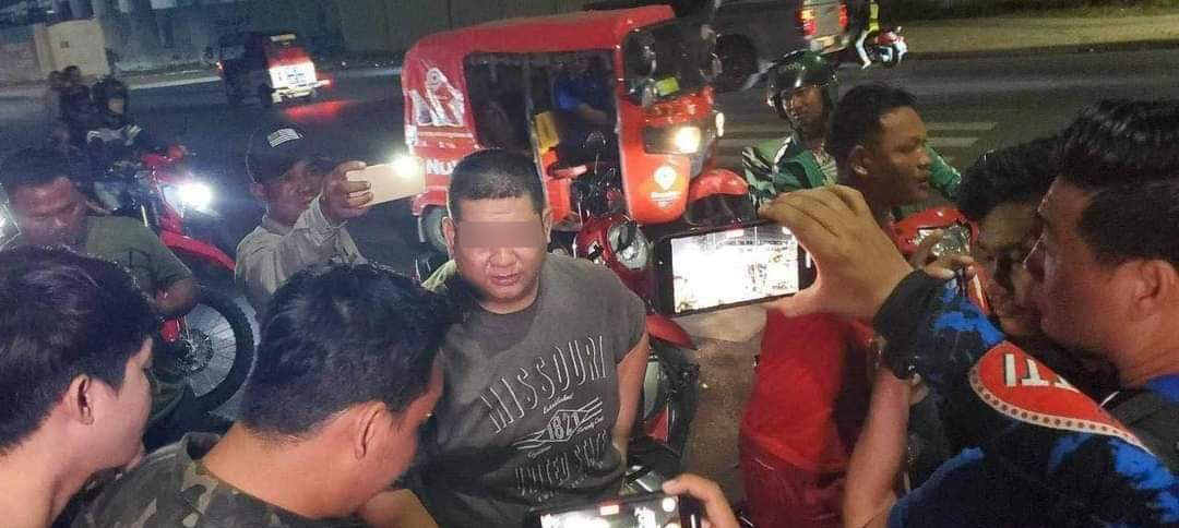 ហួសចិត្ត! បុរសម្នាក់យកដុំថ្មវាយក្បាលខ្លួនឯង រួចប្រឌិតសភាពការណ៍ថា ត្រូវក្រុមវាយចោរប្លន់យកម៉ូតូ នៅម្តុំបឹងកក់ ផ្អើលអស់ប៉ូលិសមួយក្រុងពេញ តាមពិតយកម៉ូតូទៅផ្ញើរគេសោះ!