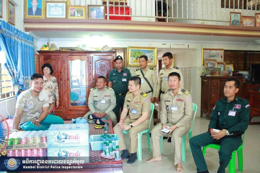 លោកវរសេនីយ៍ឯក ហុង ពិសិដ្ឋ អធិការ នៃអធិការដ្ឋាននគរបាលខណ្ឌកំបូល បានដឹកនាំមន្ត្រីក្រោមឱវាទចុះសួរសុខទុក្ខដល់ លោកអនុសេនីយ៍ឯក អ៉ឹម ប៉ុណ្ណា នាយរងផ្នែកព្រហ្មទណ្ឌដែលបានជួបគ្រោះថ្នាក់ចរាចរណ៍ក្នុងពេលបំពេញភារកិច្ច