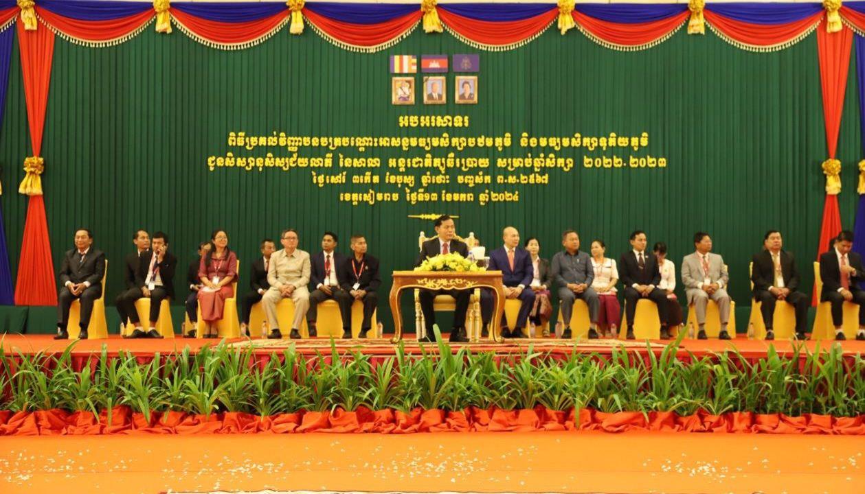 ថ្នាក់ដឹកនាំខេត្តសៀមរាប ជំរុញដល់សិស្សានុសិស្សត្រូវតែខិតខំរៀនសូត្រ លើមុខវិជ្ជាផ្សេងៗ ដើម្បីបង្កើនសមត្ថភាព ចំណេះដឹង ចំណេះធ្វើ ឈានឱ្យទាន់សភាពការណ៍វិវត្តន៍រីកចម្រើនរបស់សង្គមជាតិ