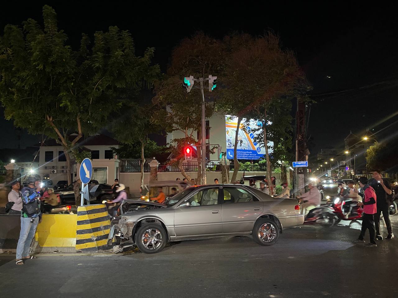 បុរសម្នាក់បើករថយន្តកាមរីឆ្លាមមិនប្រយ័ត្នទៅបុករបាំងថ្មពុះចែកទ្រូងផ្លូវរងការខូចខាត