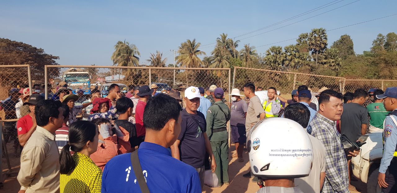 ប្រជាពលរដ្ឋរាប់រយគ្រួសារ លើកគ្នាបិទផ្លូវ ព្រោះខឹងក្រុមហ៊ុនចិនធ្វើផ្លូវមិនព្រមបាញ់ស្រោចទឹក ហ៊ុយត្រឡោមមើលផ្លូវមិនឃើញ